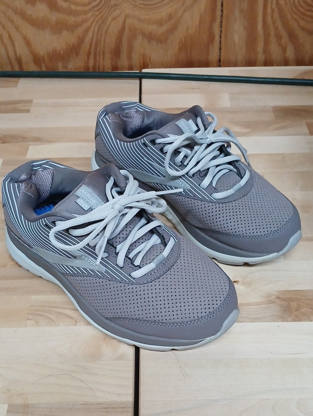 Brooks Women's Purple Gray Lace-Up Athletic Sneakers Size 7.5 EE (Extra Wide)